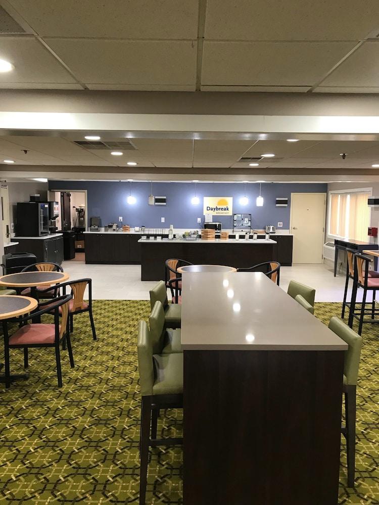 Days Inn & Suites By Wyndham Rochester Hills Mi Exteriér fotografie